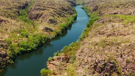 langer und schmaler fluss auf felsigen klippen in der wildnis im litchfield-nationalpark im norden australiens