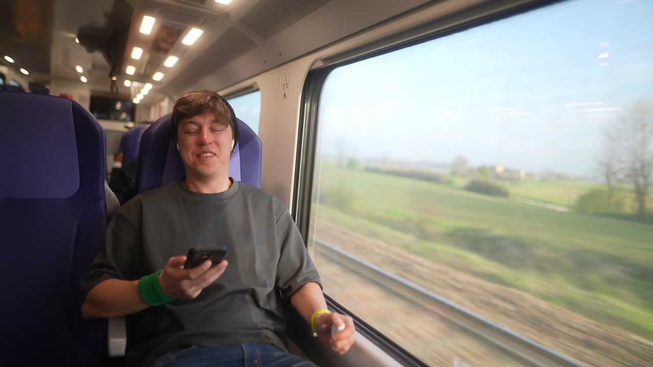 hombre viajando en tren