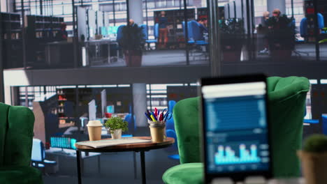 escena de la oficina de la sala de control moderna