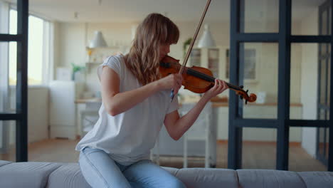 Mujer-Tocando-El-Violín-En-La-Sala-De-Estar