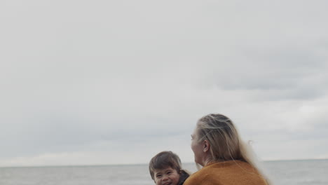 Una-Joven-Madre-Camina-Con-Su-Hijo-A-Orillas-Del-Pintoresco-Lago-Ontario