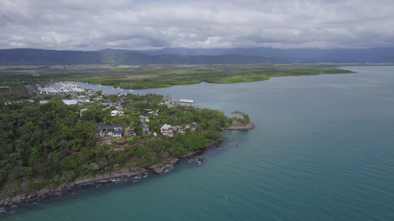호주 퀸즐랜드 최북단의 열대 포트 더글라스에 있는 4마일 해변 절벽 산책로와 렉스 스밀 공원
