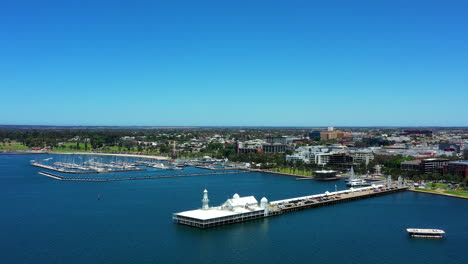 luftaufnahme der uferpromenade der stadt geelong mit cunningham pier und yachthafen