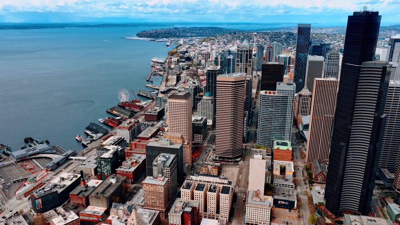 Bela paisagem densamente construída de Seattle na orla do Lago Washington. Vista superior da paisagem urbana e aquática americana.
