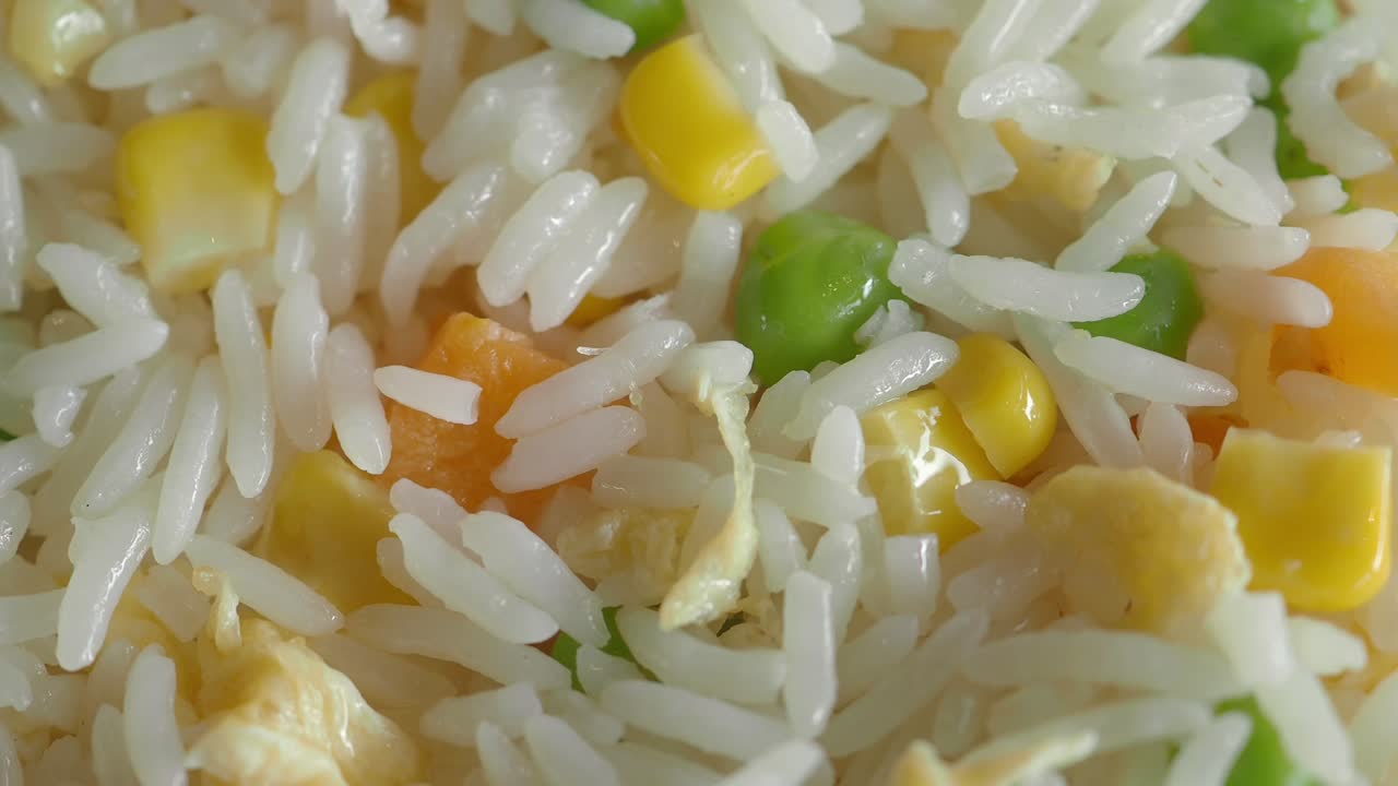 Smakelijke Gebakken Rijst met Maïs, Doperwten, Wortelen en Ei