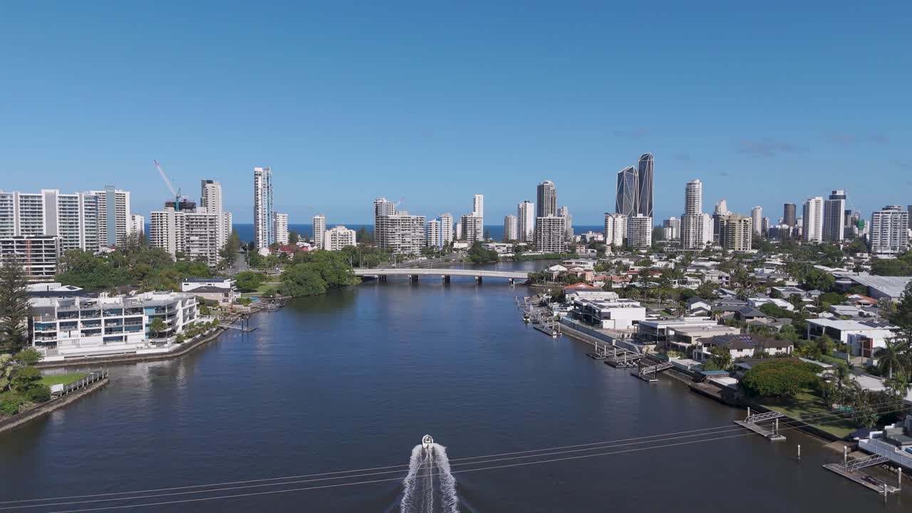 스피드보트는 골드코스트의 네랑 강을 따라 이동합니다.