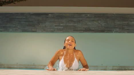 mujer saliendo de la piscina