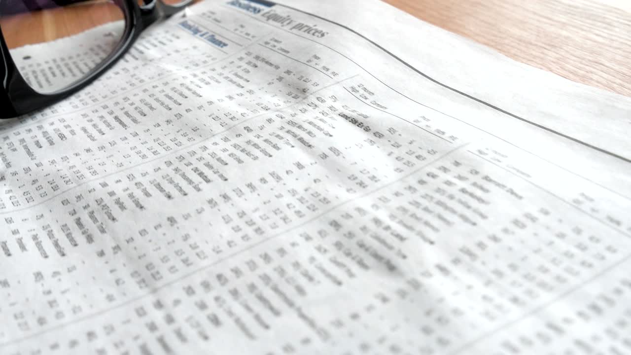 las acciones de los periódicos y la página de acciones.