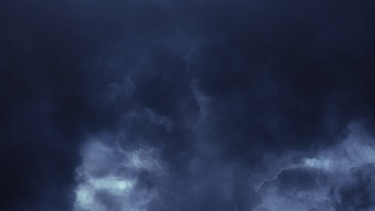 cumulonembi in movimento nel cielo e nel temporale