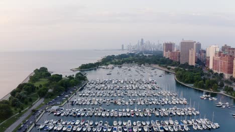 벨몬트 항구(belmont harbour)의 높은 공중 전망, 아침에 시카고 스카이라인