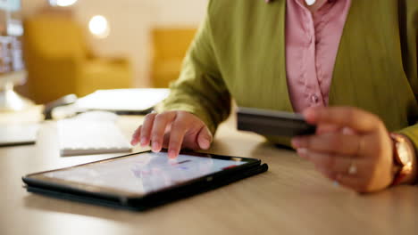 mujer, manos y comercio electrónico con tableta