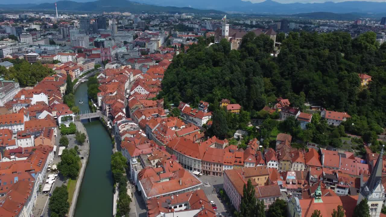 Vista aerea cinematografica con drone del centro storico e del Castello di Lubiana con montagne sullo sfondo
