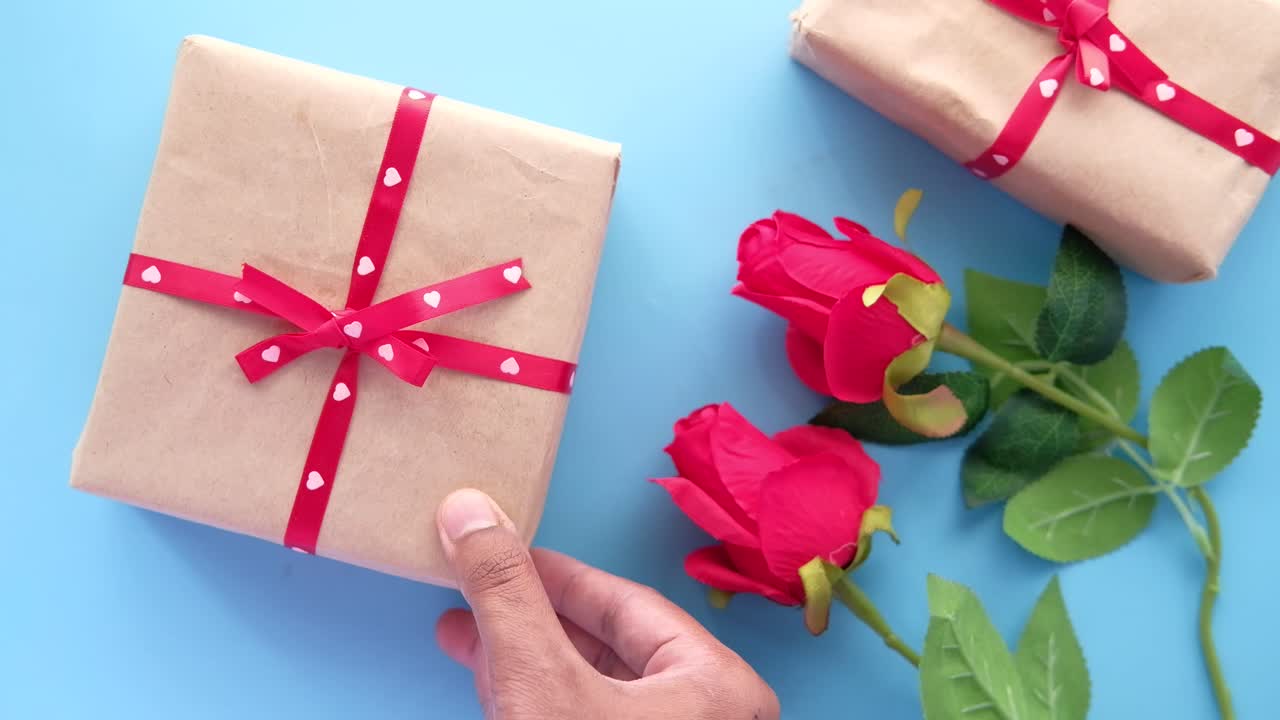 파란 바탕에 은 장미가 있는 선물