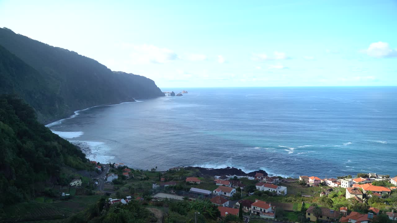Vista paesaggistica della costa settentrionale di Madeira, Portogallo, durante una giornata limpida e soleggiata, ripresa dalla città.