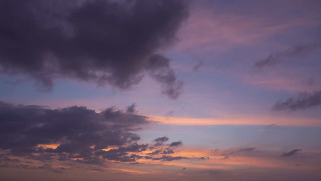 el amanecer celestial colorido, el cielo al atardecer. el amanecer se mueve y el crepúsculo el fondo del paisaje. el lapso de tiempo del paisaje de nubes escénico en una temporada de invierno. el telón de fondo de la naturaleza b-roll imágenes de uso para papel de pared de video de viaje.
