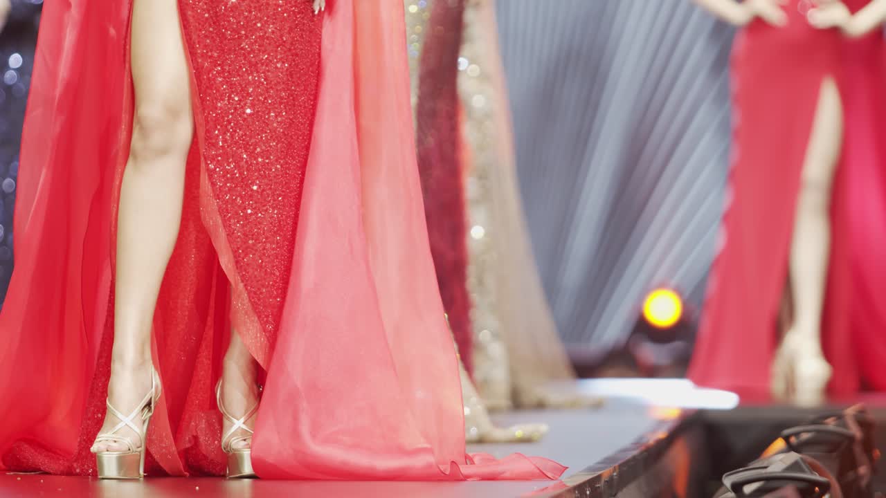 подиум для показа мод в красивом роскошном вечернем платье на рампе сцены с освещением