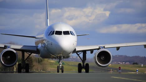 Airplane-stopped-on-runway-with-engines-running