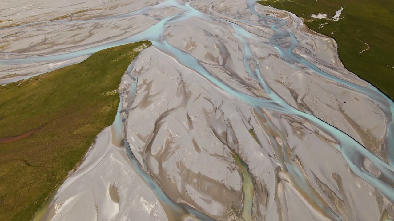 toma aérea del hermoso delta del río glaciar en los alpes del sur de nueva zelanda