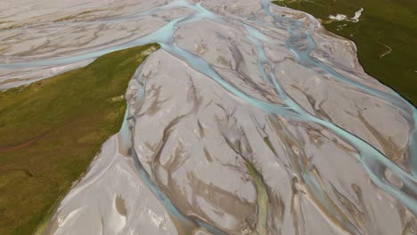 prise de vue aérienne du magnifique delta de la rivière des glaciers dans les alpes du sud de la nouvelle-zélande