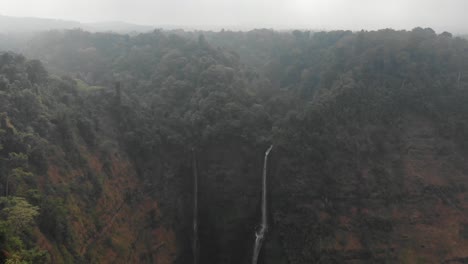 Amplia-Vista-De-La-Famosa-Cascada-Tad-Fane-En-Laos,-Aérea