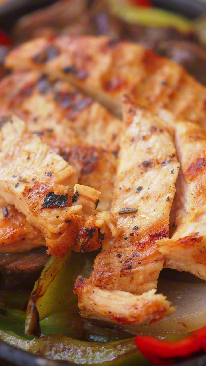 Pollo alla griglia con peperoni e cipolle saltati