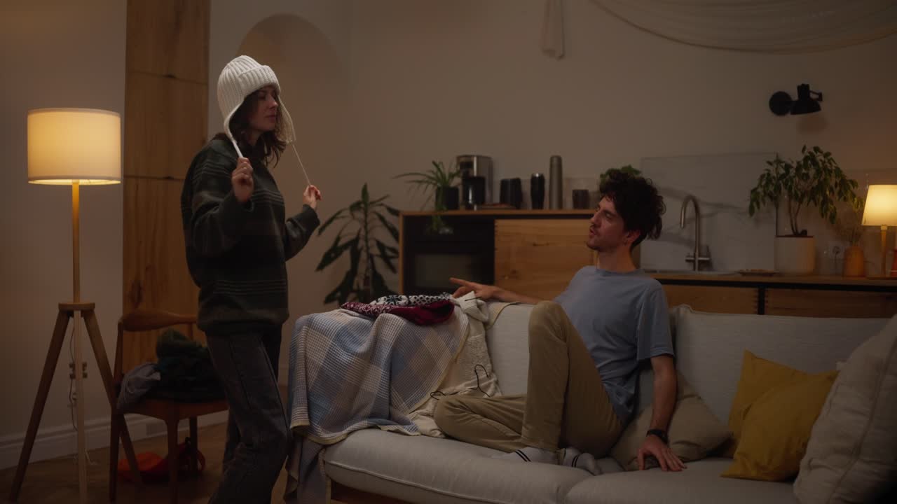 부부가 집에서 논쟁을 벌이고 있다