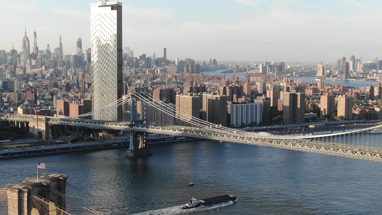 Utsikt over Manhattan Bridge og bybildet i New York City på dagtid