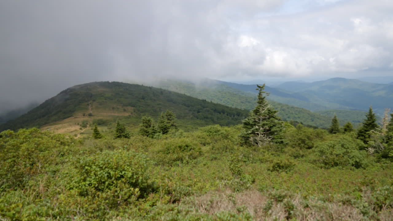 toma panorámica del paisaje del horizonte de la montaña en un día nublado con el sol brillando en tennessee