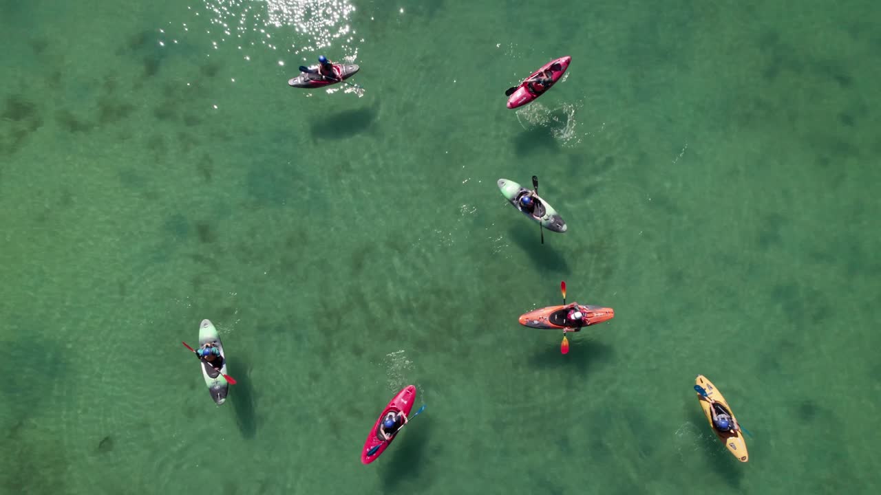 조용한 산의 호수에서 카야크를 타는 이 놀라운 드론 영상으로 카야크를 타는 사람들의 아름다움과 스릴을 독특한 관점에서 경험하세요.