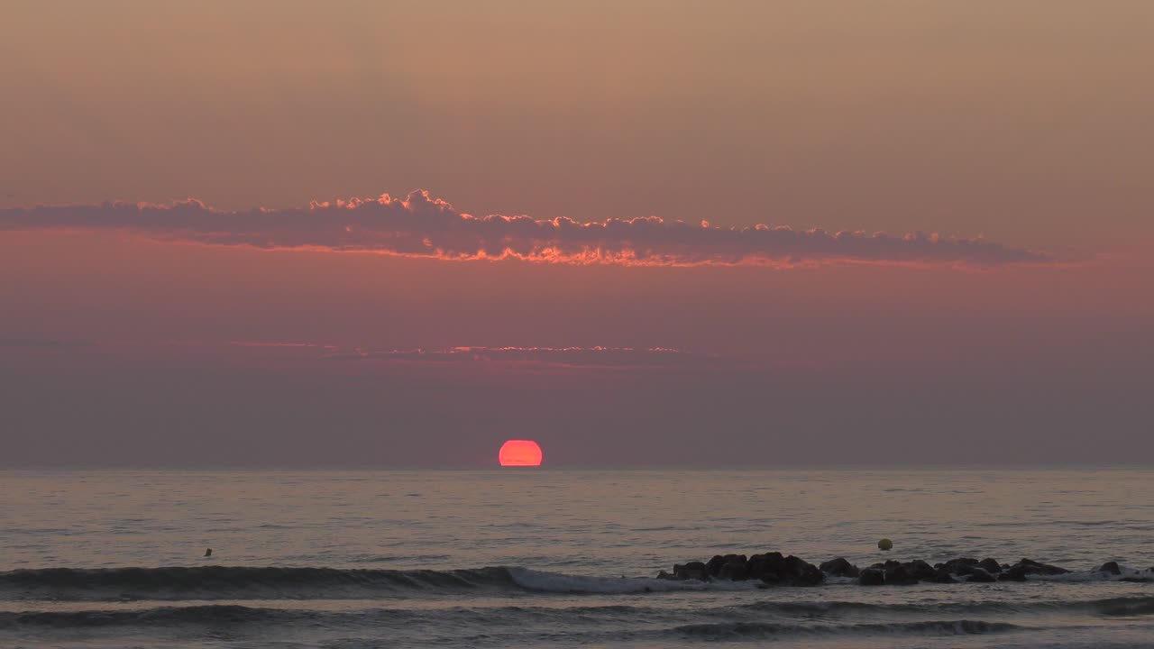 휴식 해변, 빛이 비치는 구름과 함께 해가 뜨는 곳, 지중해