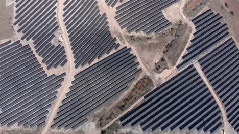 Drohne-Von-Oben-Nach-Unten-über-Photovoltaik-Solarpark-Bauernhofpaneele,-Ländlicher-Sonniger-Tag