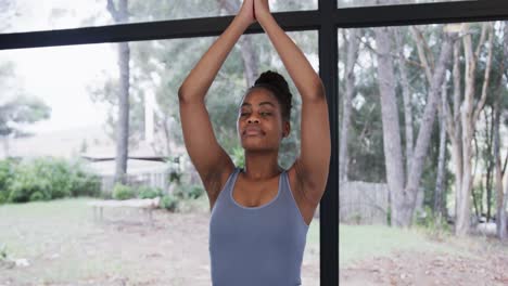 retrato de una mujer afroamericana meditando en un estudio de yoga, cámara lenta