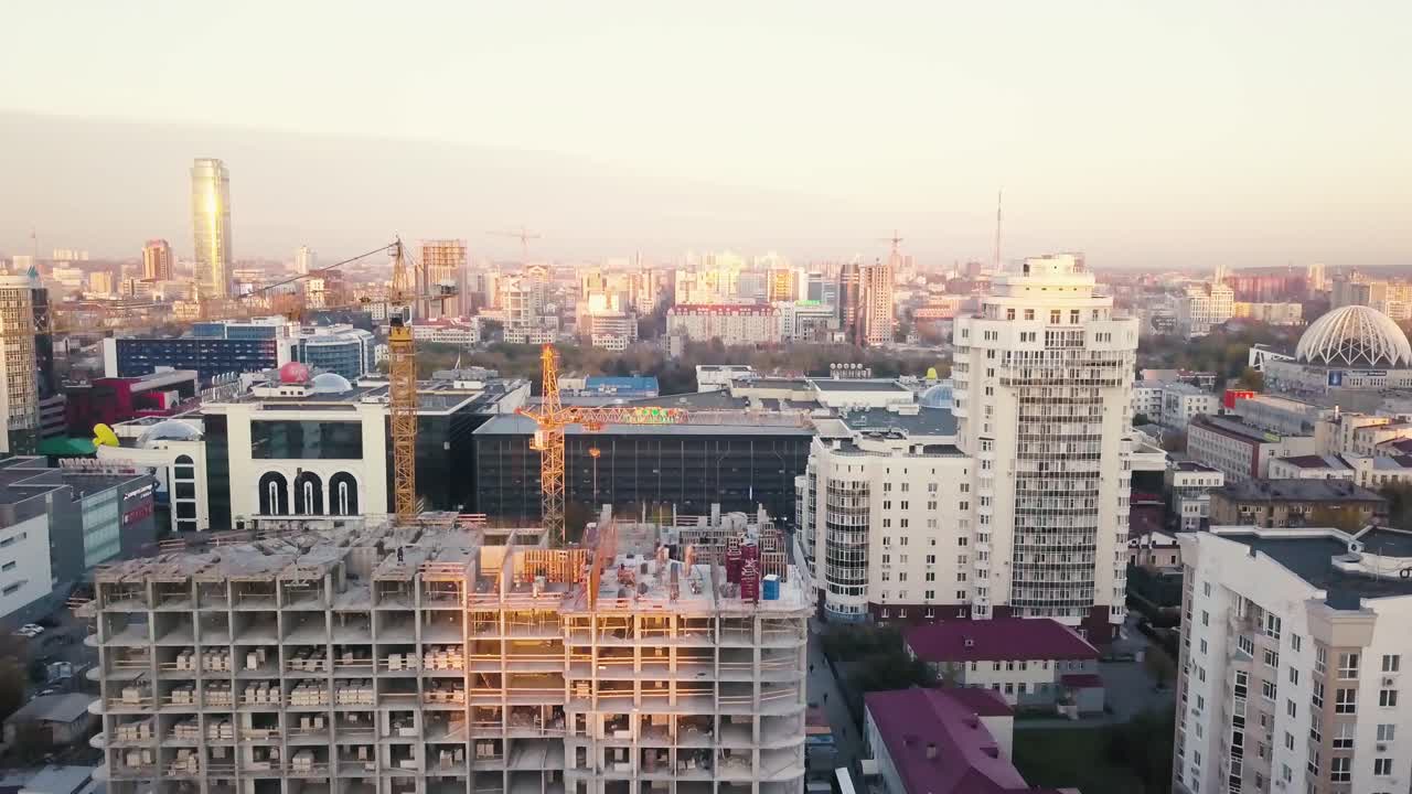 paisaje urbano con sitio de construcción en progreso