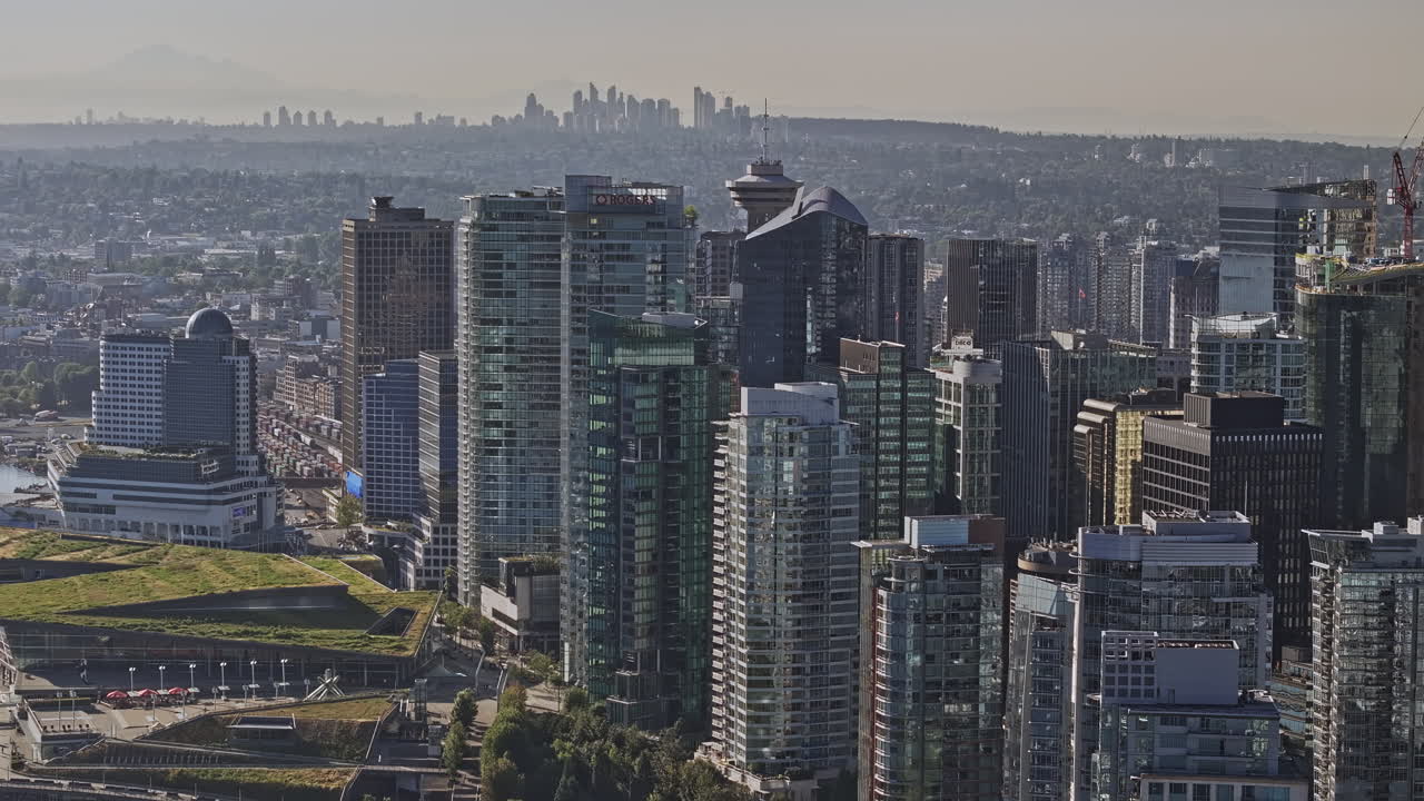 vancouver bc canadá aerial v84 zoom shot drone elevación sobrevuelo capturando el paisaje de la ciudad del centro con rascacielos altos y eastside burnaby vistas - filmado con mavic 3 pro cine - julio 2023