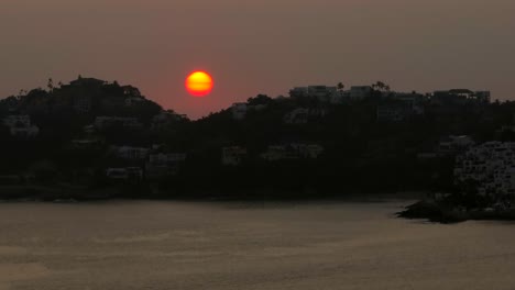 Bahía-De-Manzanillo-Con-Edificios-Frente-Al-Mar-Durante-La-Puesta-De-Sol-En-Colima,-Península-De-Santiago,-México