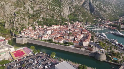 tomada en órbita de las murallas de la ciudad de kotor ciudad vieja, hermosa ciudad en montenegro