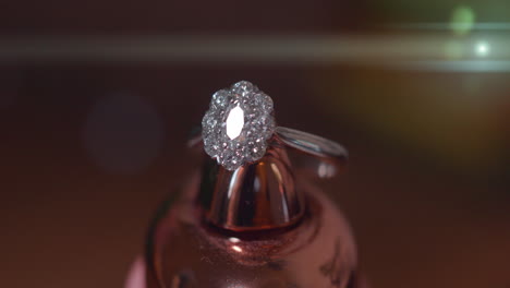 macro, gran anillo de compromiso de diamante caro con refracciones ligeras