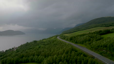 Folgt-Der-Autobahn-E8-In-Dunkle-Wolken,-Nebel,-Regen