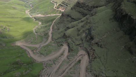 Inclinación-Aérea:-Sani-Pass-No-Man&#39;s-Land-Entre-Sudáfrica-Y-Lesotho