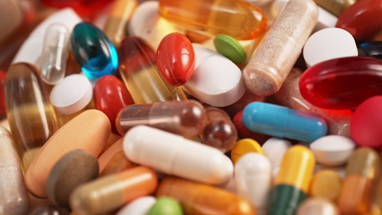 mezcla de pastillas y tabletas de varios colores en macro, una cámara se desliza en cámara lenta