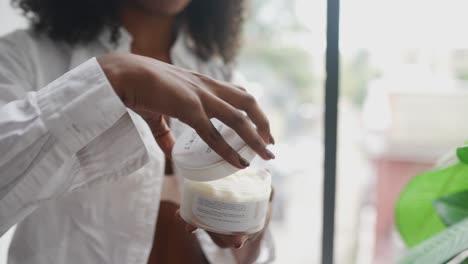 mujer aplicando crema corporal