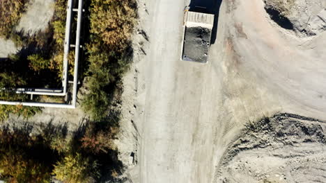 vista aérea de un camión de descarga en una cantera o sitio de construcción