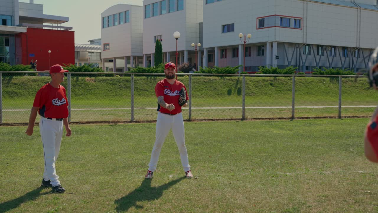 Giocatori di baseball sul campo