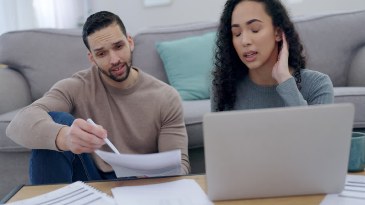 estrés, computadora portátil y crisis financiera con una pareja