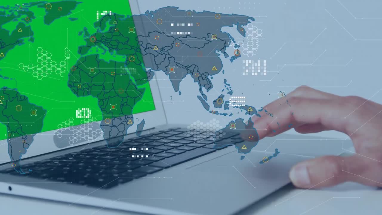mapa del mundo con procesamiento de datos sobre la sección media de una persona que utiliza una computadora portátil con espacio de copia
