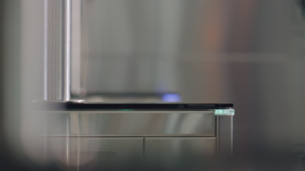 사업가 손으로 카드를 적용하고 사무실 입구에서 문을 열고 있습니다.