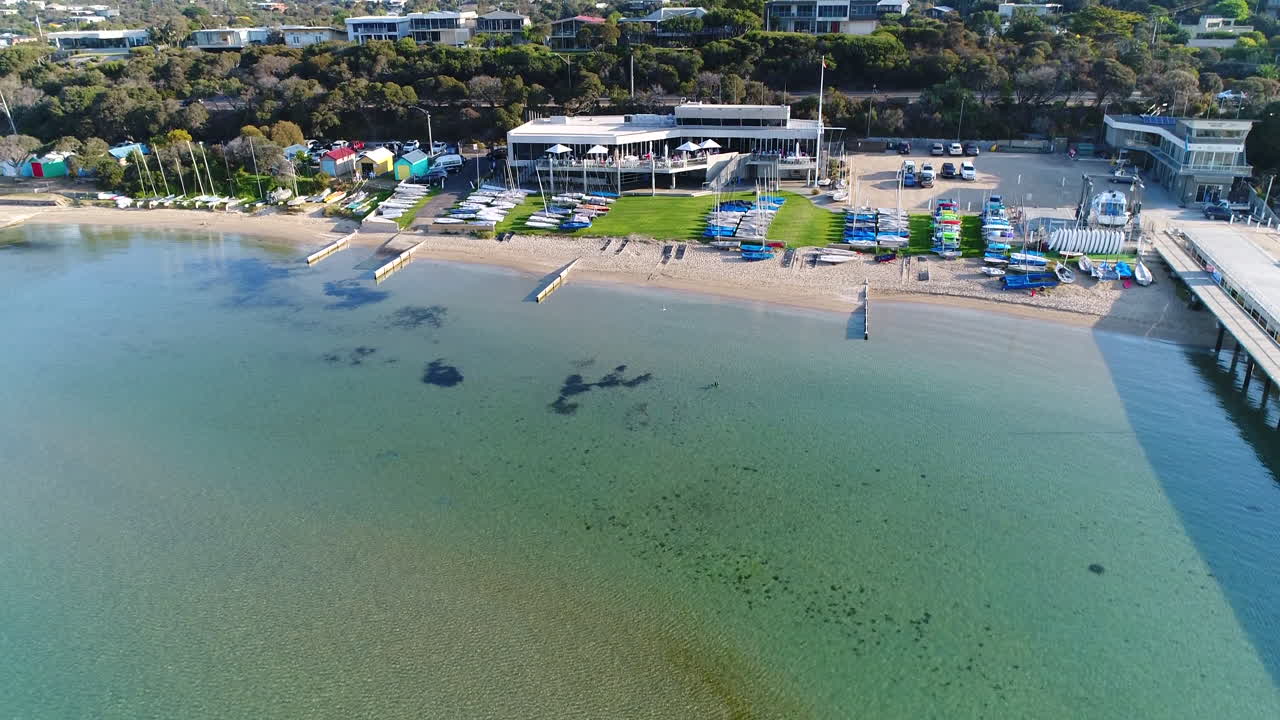 яхт-клуб на пляже