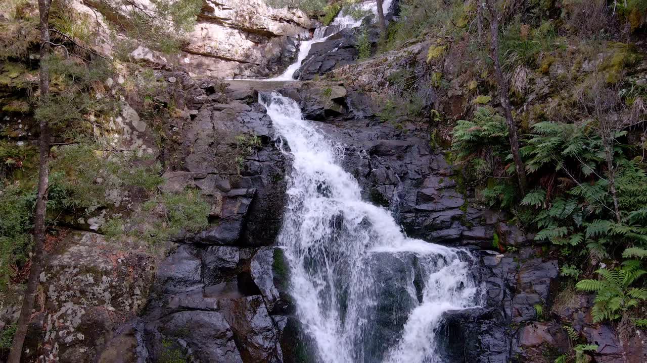 el reverso de la cascada de las cataratas en wilmot, tasmania, australia