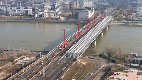 Timelapse-Del-Tráfico-Diurno-En-El-Puente-Rákoczi,-Budapest,-Hungría