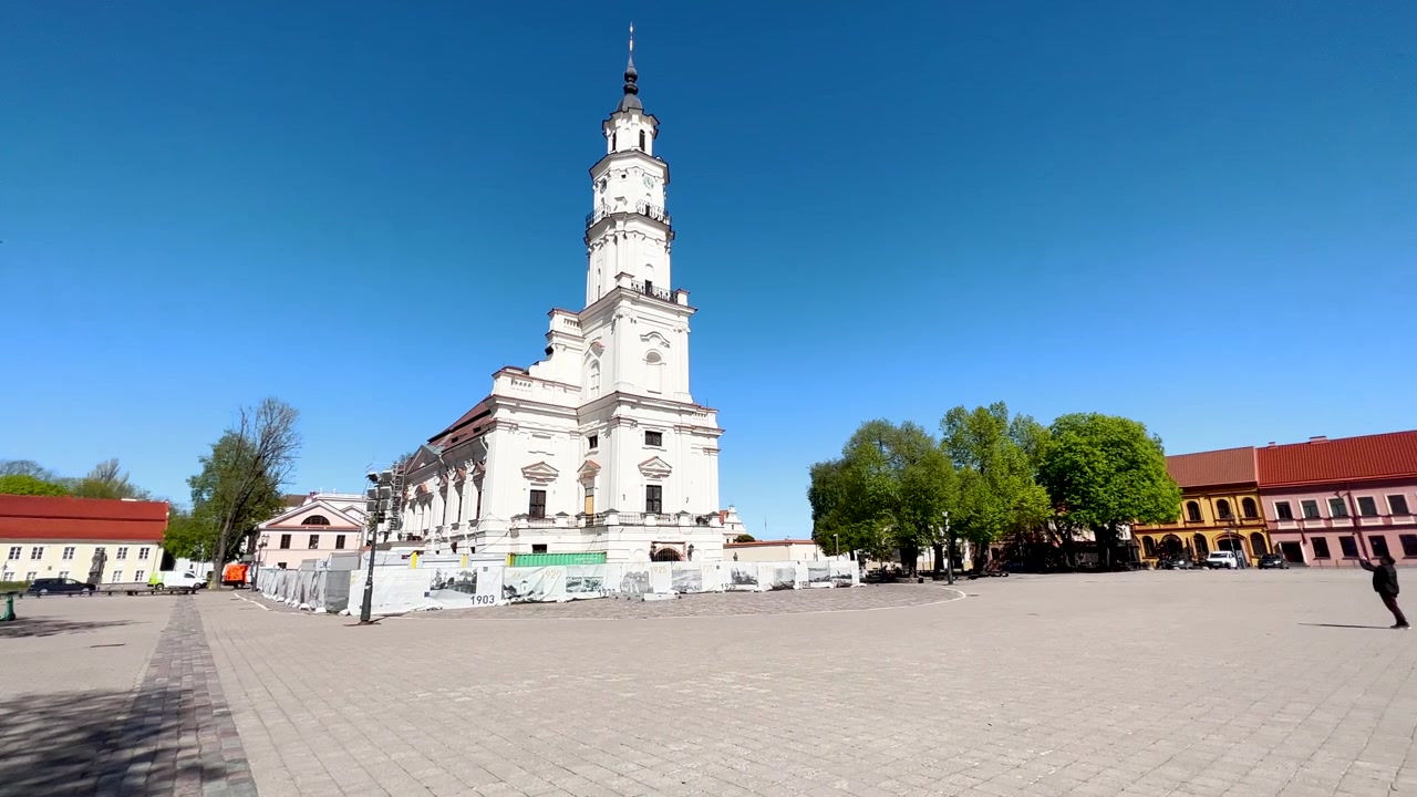 Municipio di Kaunas, Lituania, in una giornata di sole e piazza vuota